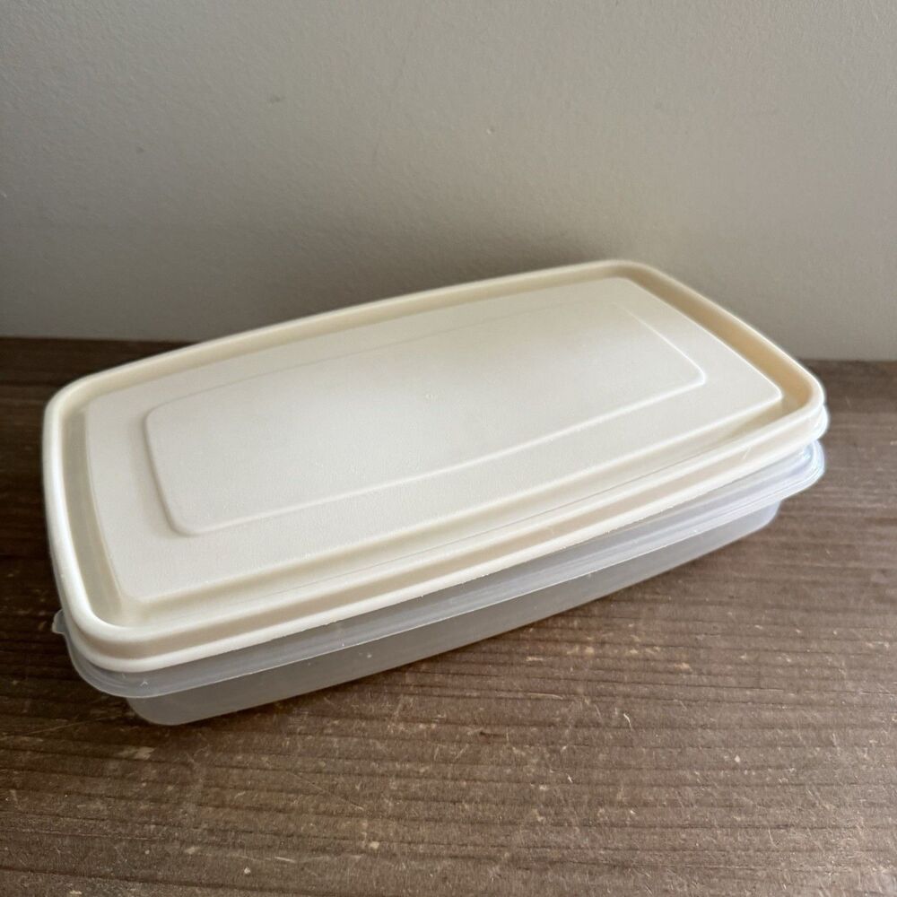 Vintage Rubbermaid Almond Rectangle #5  4 Cups Serving Saver Container